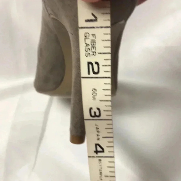 BCBGENERATION WO SZ 7 TAUPE SUEDE PUMPS 4” HEEL - Picture 13 of 13